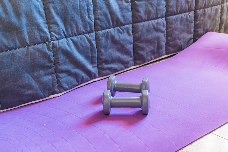紫色瑜伽垫上的哑铃图片下载