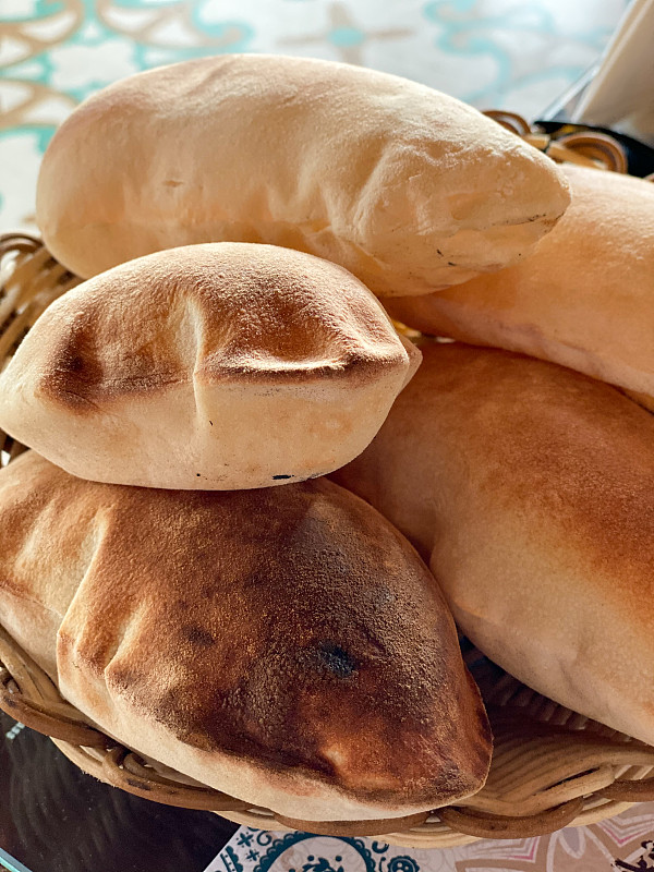 卡塔尔传统的Khubz阿拉伯面包图片下载
