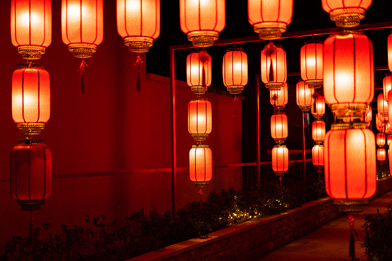 春节期间挂在街上的红灯笼装饰图片下载