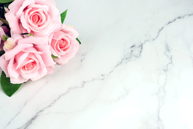 粉红色的玫瑰花束在大理石背景与复制空间图片下载