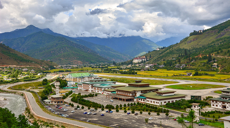 不丹山中的国际机场的高角度视图摄影图片