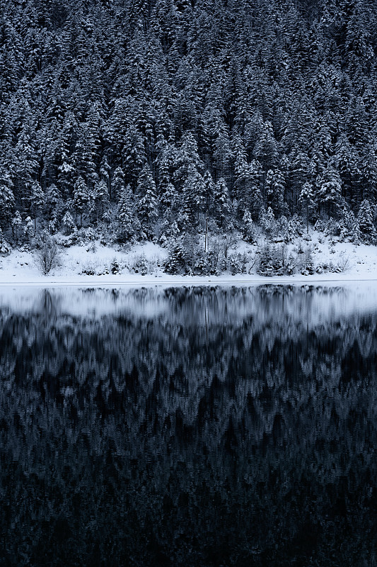 山在湖中的倒影摄影图片