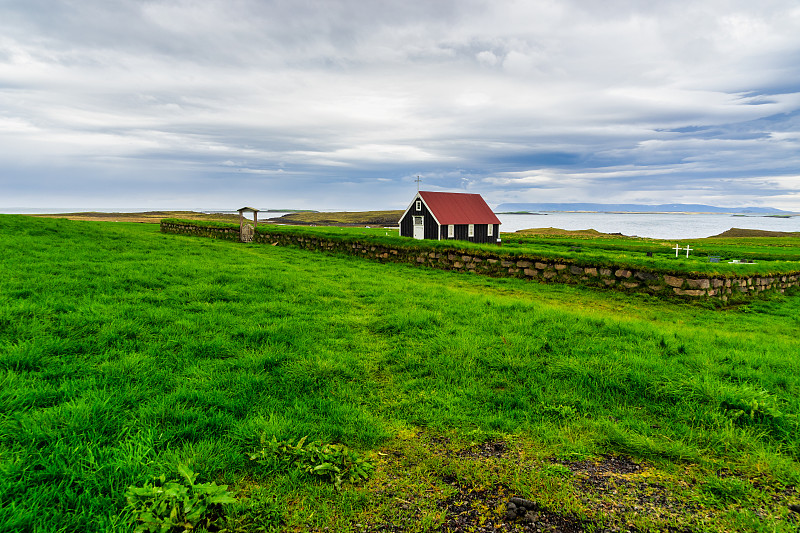 冰岛Snaefellsnes的bjarnarhon有一座美丽的木制小教堂，建于1857年，位置和周围的景色都是最好的摄影图片