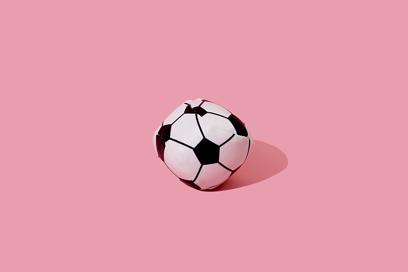 足球在粉红色的背景图片下载