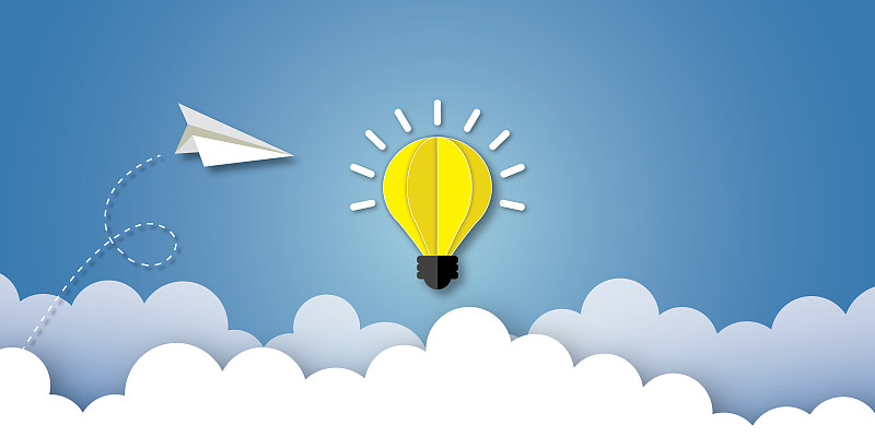白色的纸飞机与黄色的灯泡在天蓝色的背景。想法启发理念创业。图片下载