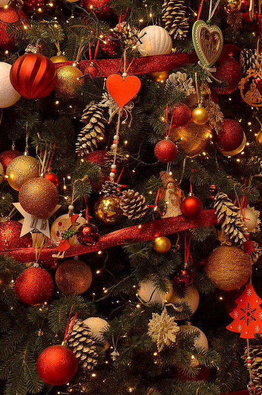 美丽豪华的圣诞树与金色，红色，白色的球，锥形，木制玩具特写!圣诞气氛!圣诞节的背景图片下载