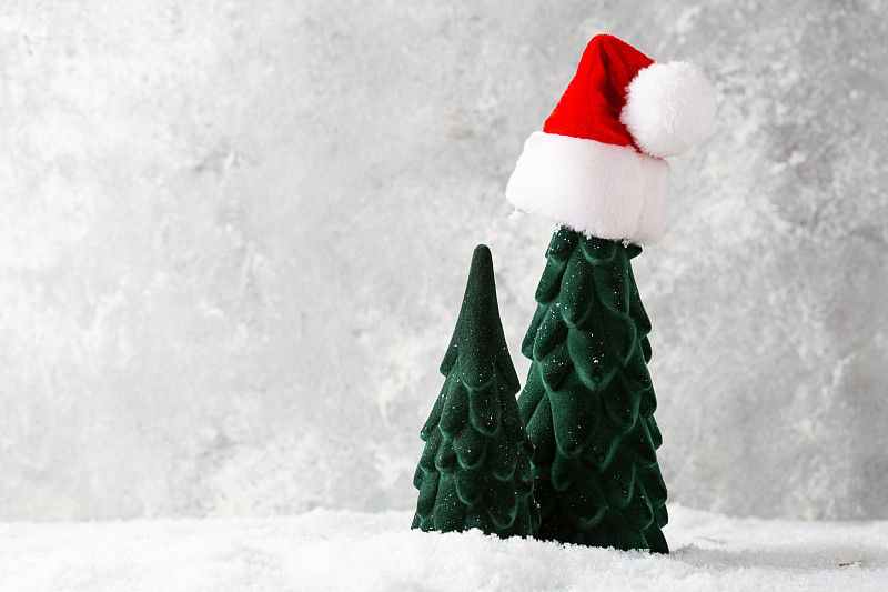 两个节日圣诞树和红色圣诞帽的节日概念复制空间图片下载