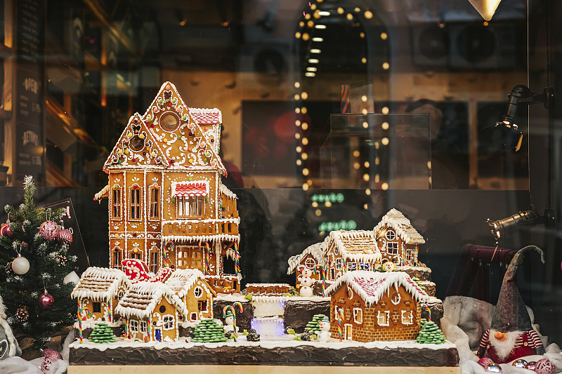 姜饼屋在城市的节日展示。圣诞节的概念图片下载