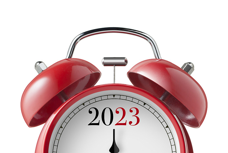 2023年新年。一个红色闹钟的特写视图。图片下载