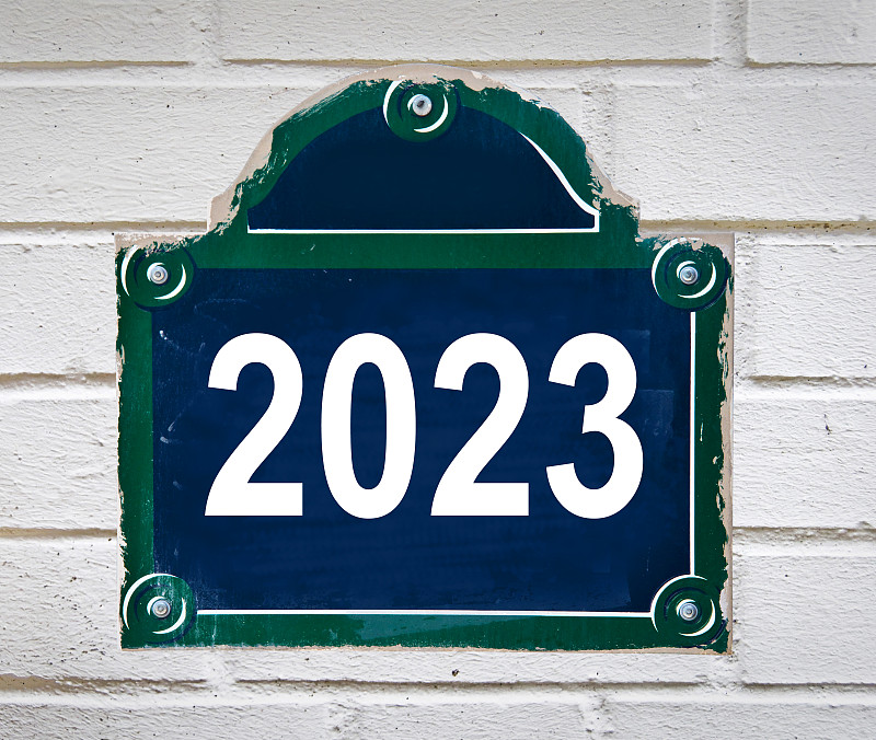 2023写在一个老式的巴黎街道招牌，新年卡片图片下载