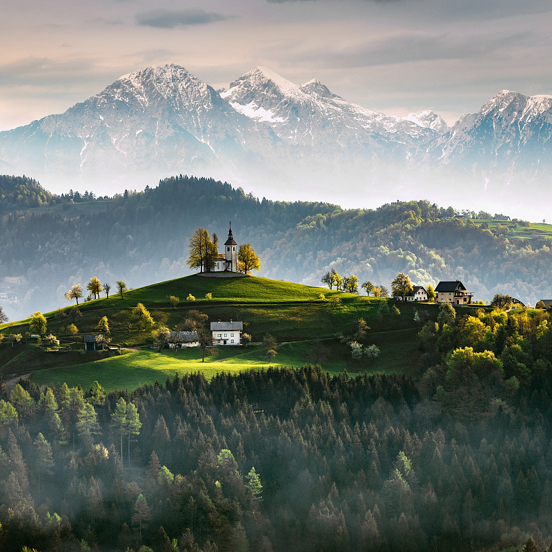 斯洛文尼亚，天空映衬着田野和山脉的美景图片下载