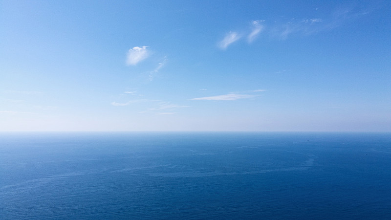 土耳其安塔利亚阿拉尼亚，蔚蓝的天空映衬着美丽的大海图片下载