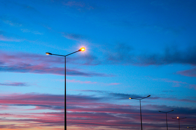 街灯和戏剧性的天空和日落图片下载