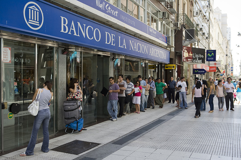 人们在阿根廷国家银行排队图片下载