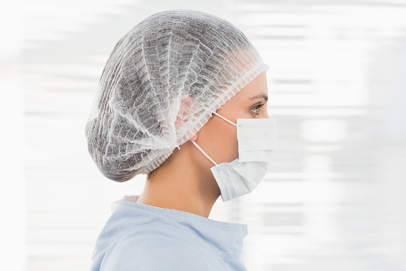 戴手术帽和口罩的女外科医生图片素材