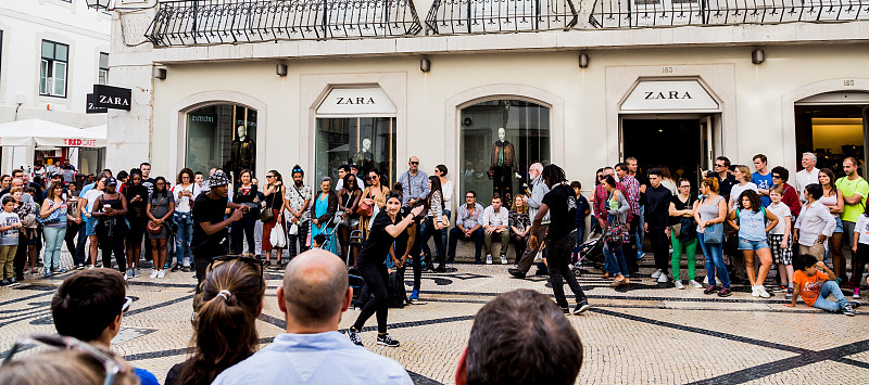 一群年轻人在街上跳舞。图片下载