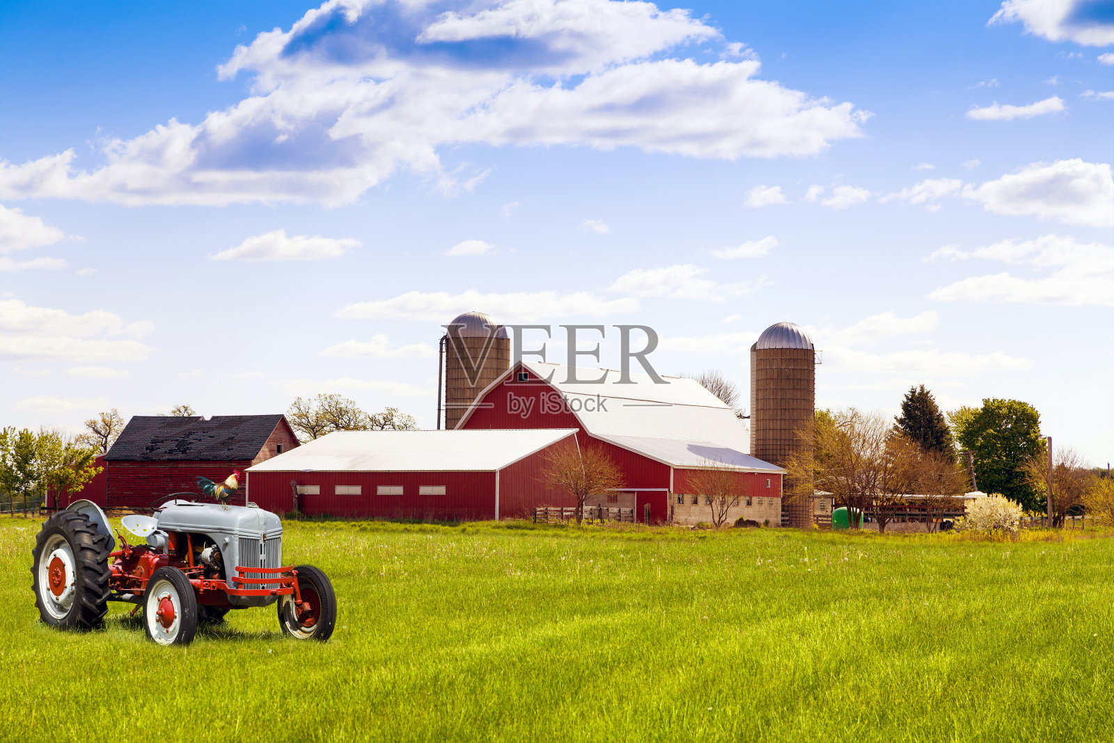 传统的美国红色农场与拖拉机照片摄影图片