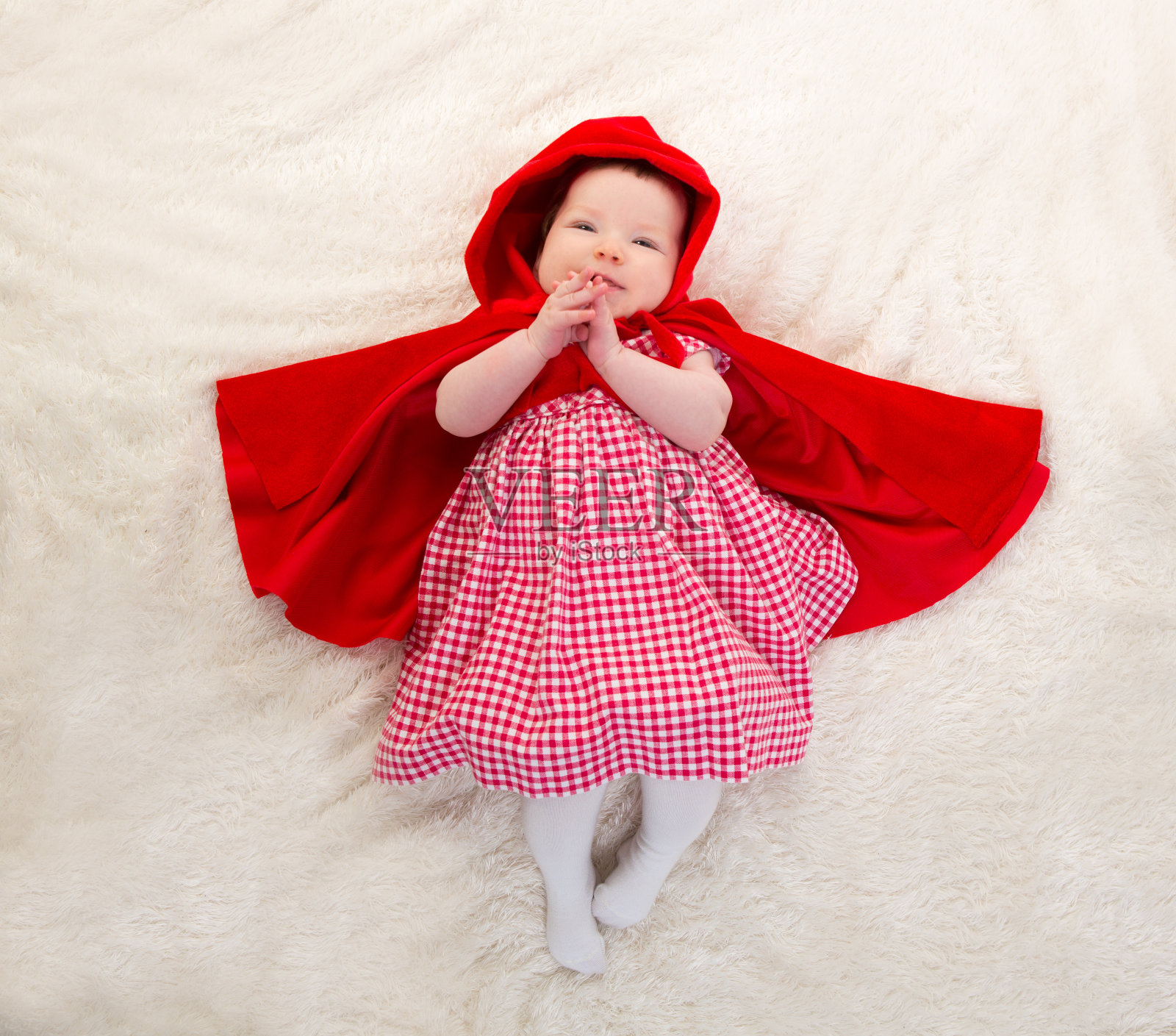 小红帽宝宝穿着白色的皮毛照片摄影图片
