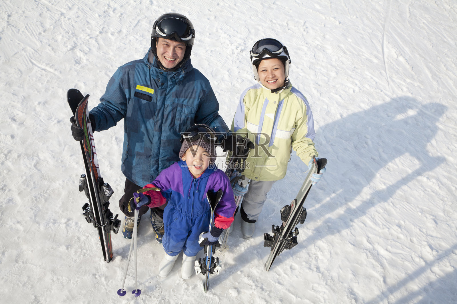 微笑的家庭在滑雪胜地照片摄影图片