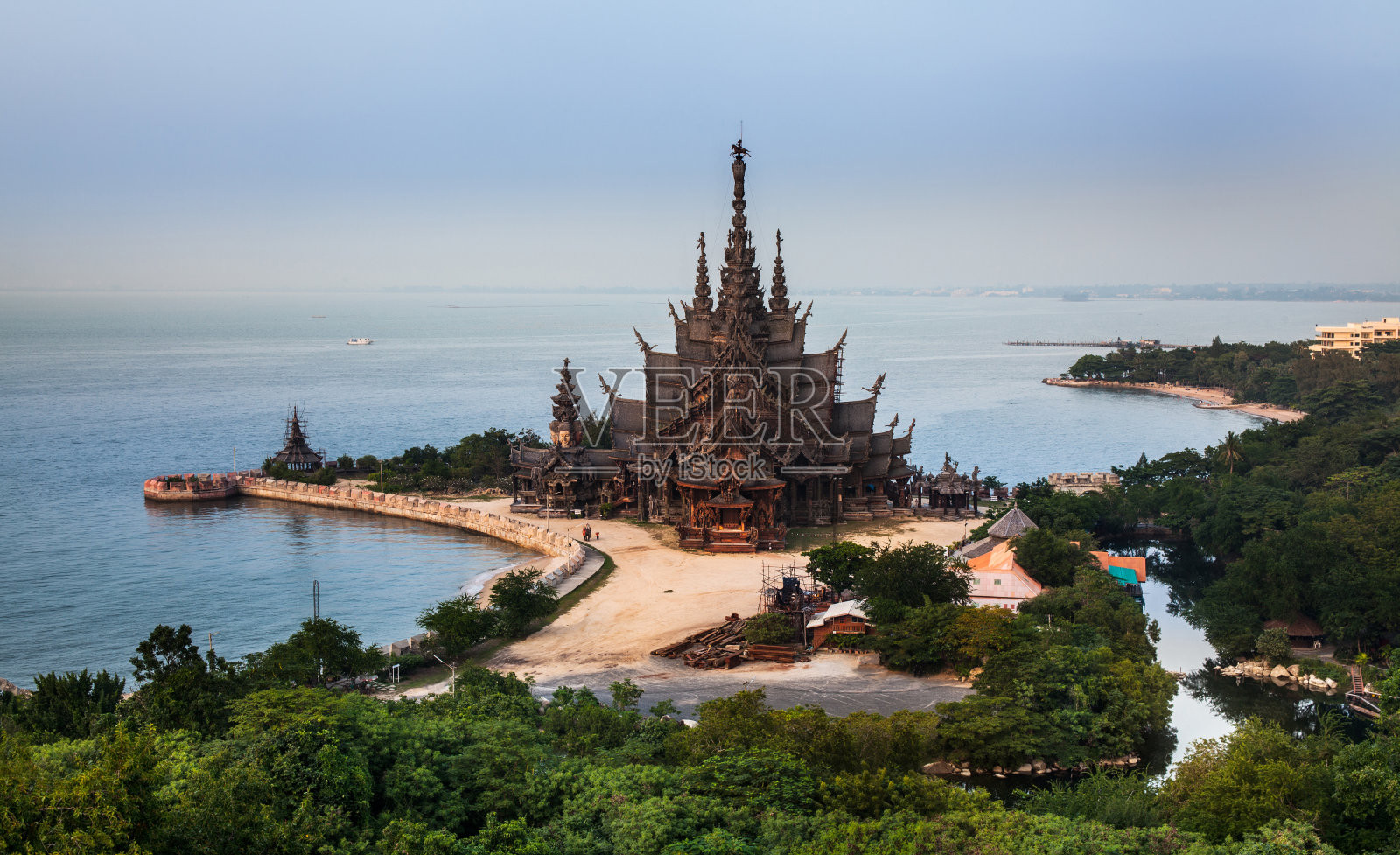 真理圣殿，芭堤雅，泰国最大的木结构建筑。照片摄影图片