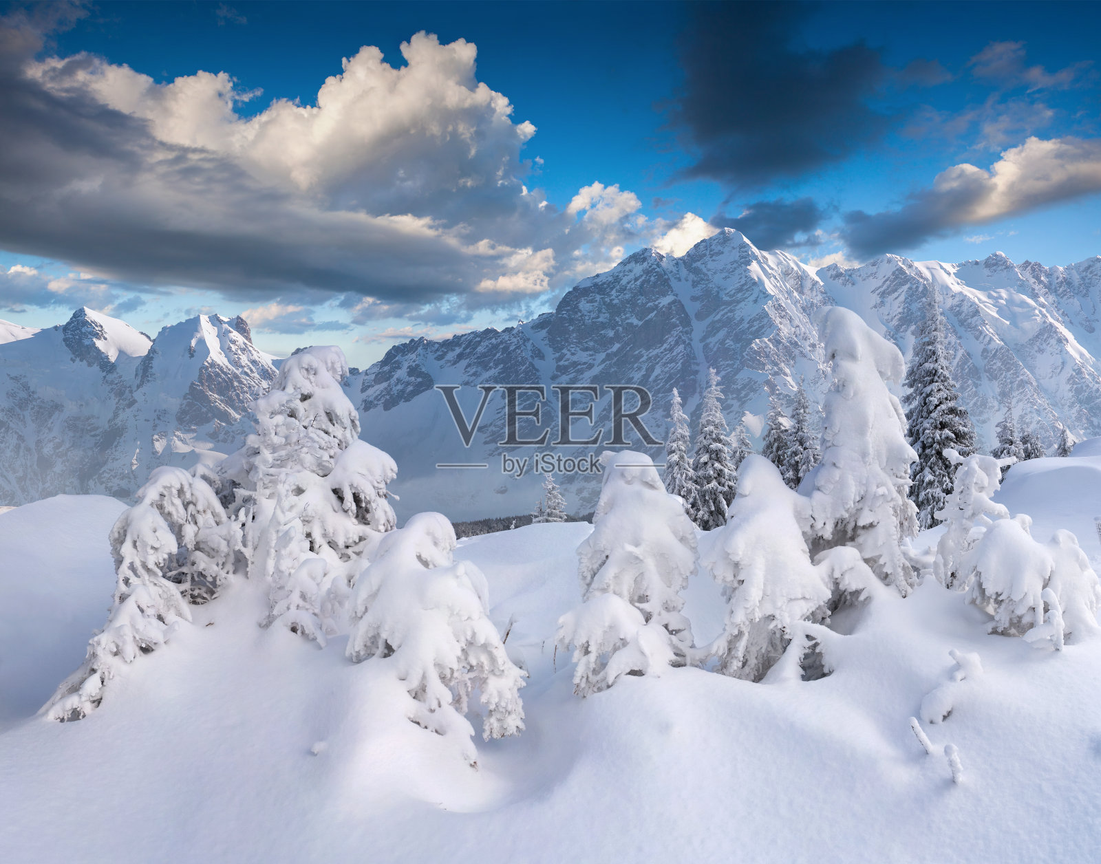 美丽的冬季风景在山上照片摄影图片