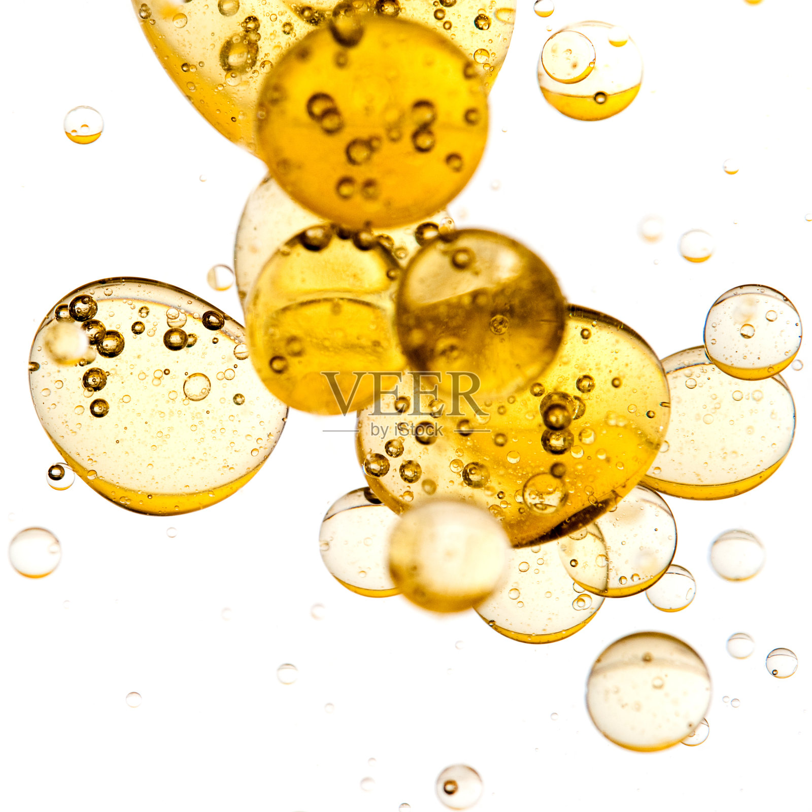 白色背景上的金色液体气泡照片摄影图片