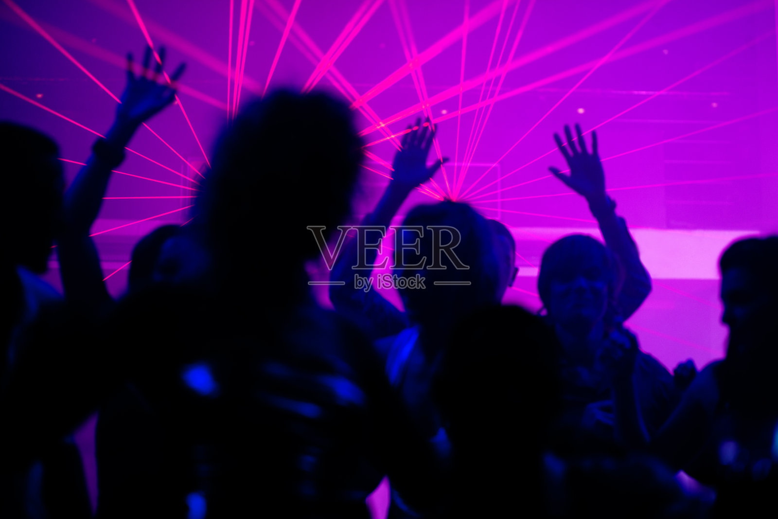 人们在俱乐部里用激光跳舞照片摄影图片