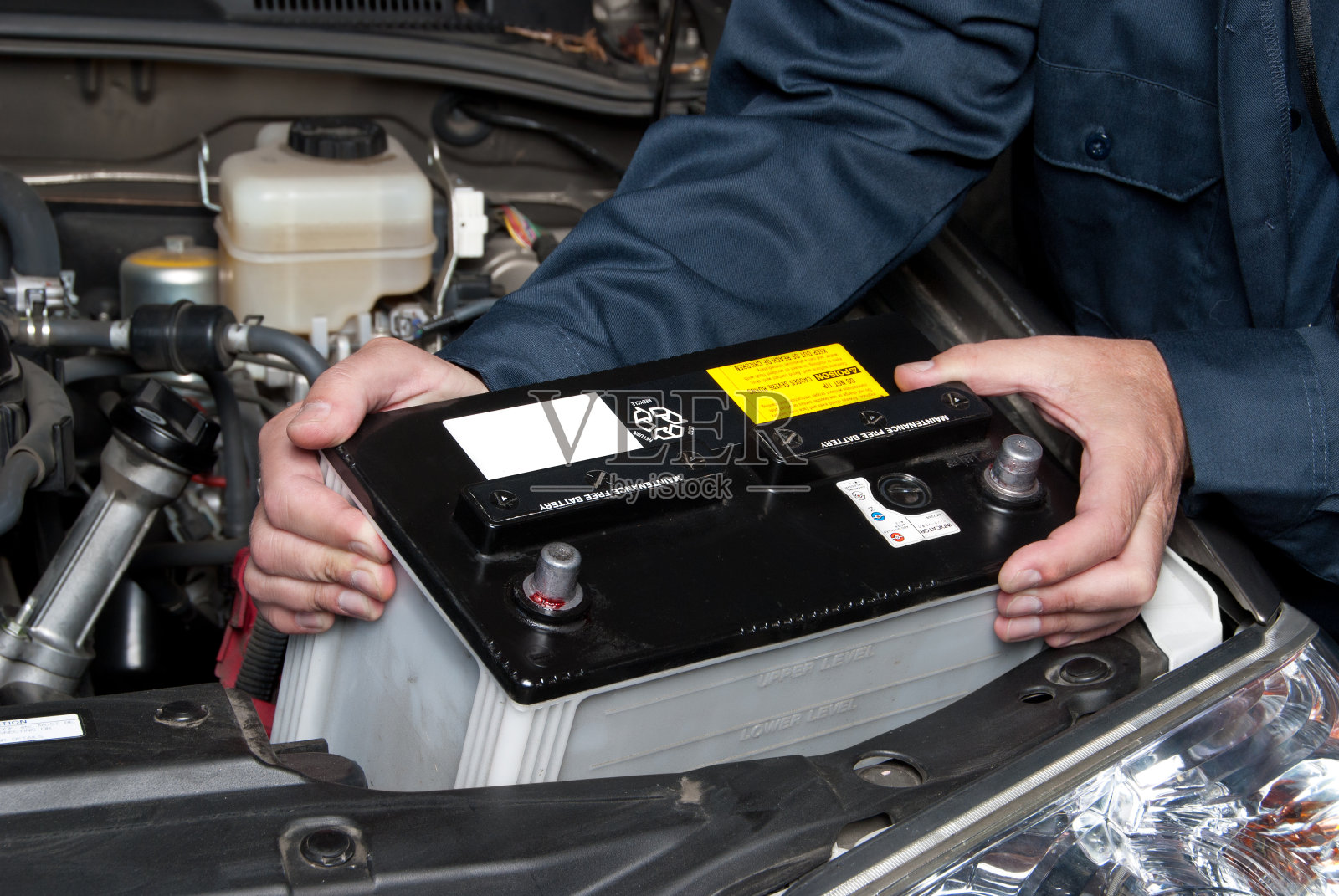 汽车修理工更换汽车电池照片摄影图片