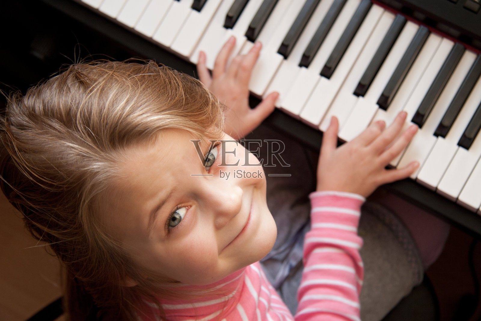 女孩在弹钢琴照片摄影图片