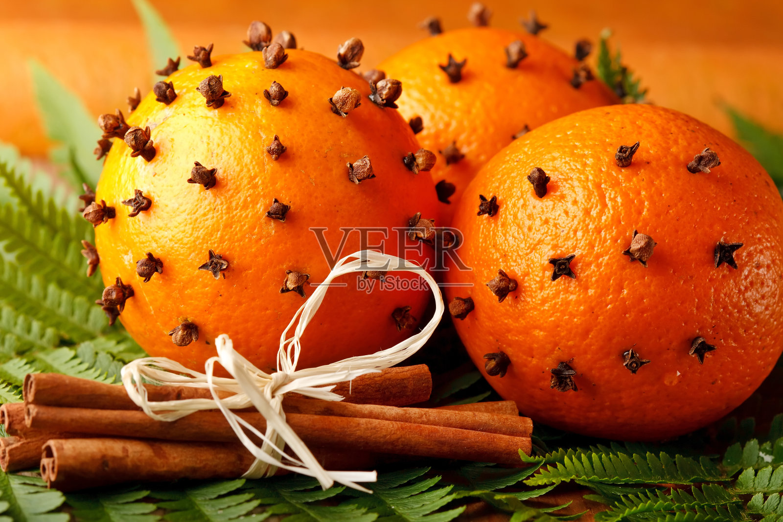 一套圣诞橙子和一串肉桂照片摄影图片