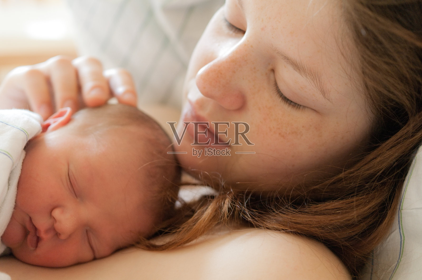 熟睡的婴儿和母亲照片摄影图片