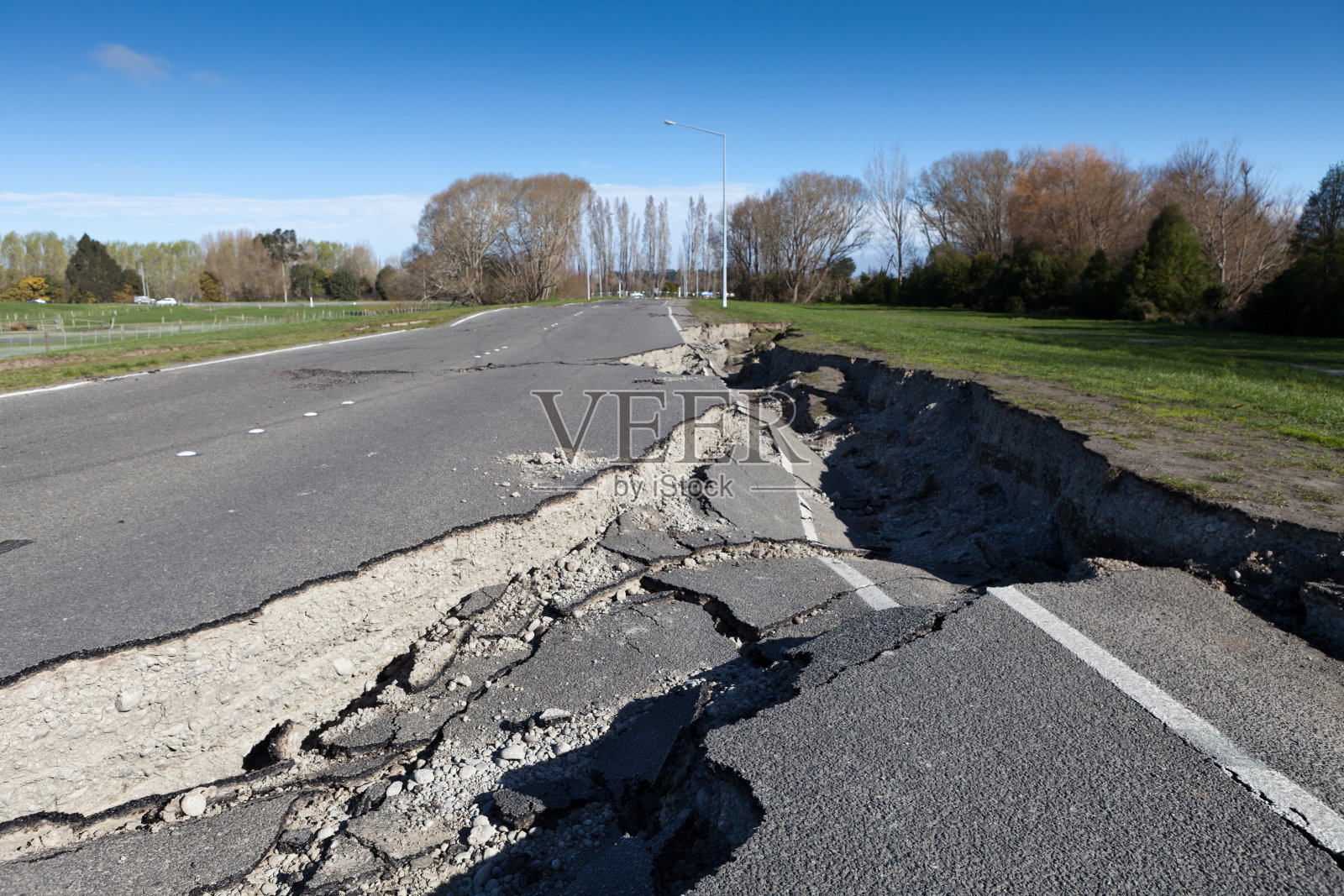 被地震破坏的道路照片摄影图片