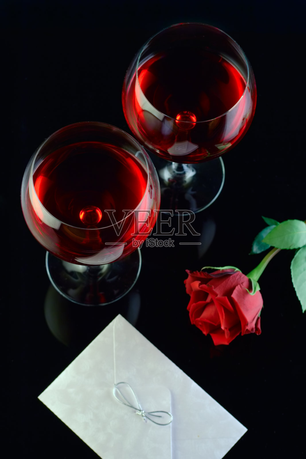 酒杯，玫瑰和一封信照片摄影图片