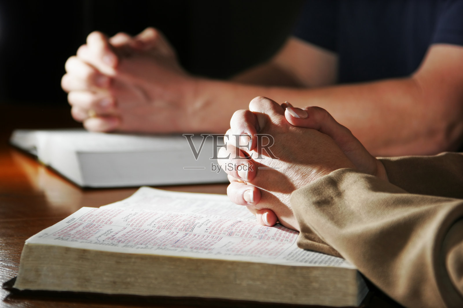 祈祷之手和圣经照片摄影图片