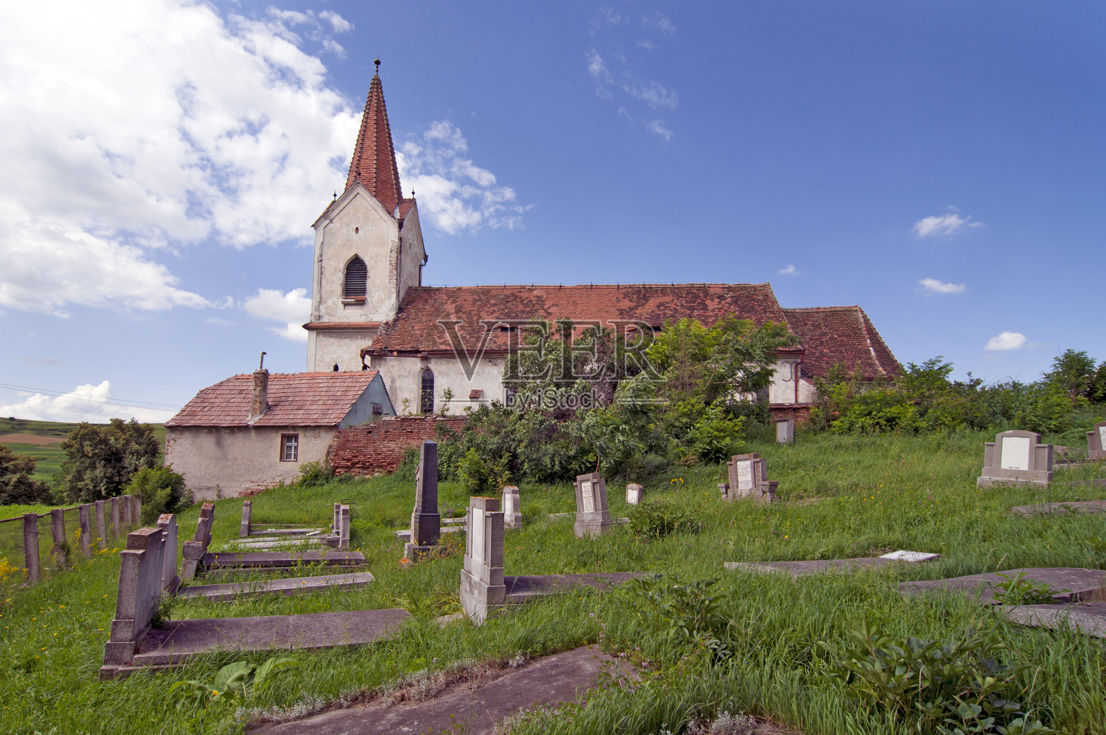 古老的乡村墓地，有教堂照片摄影图片