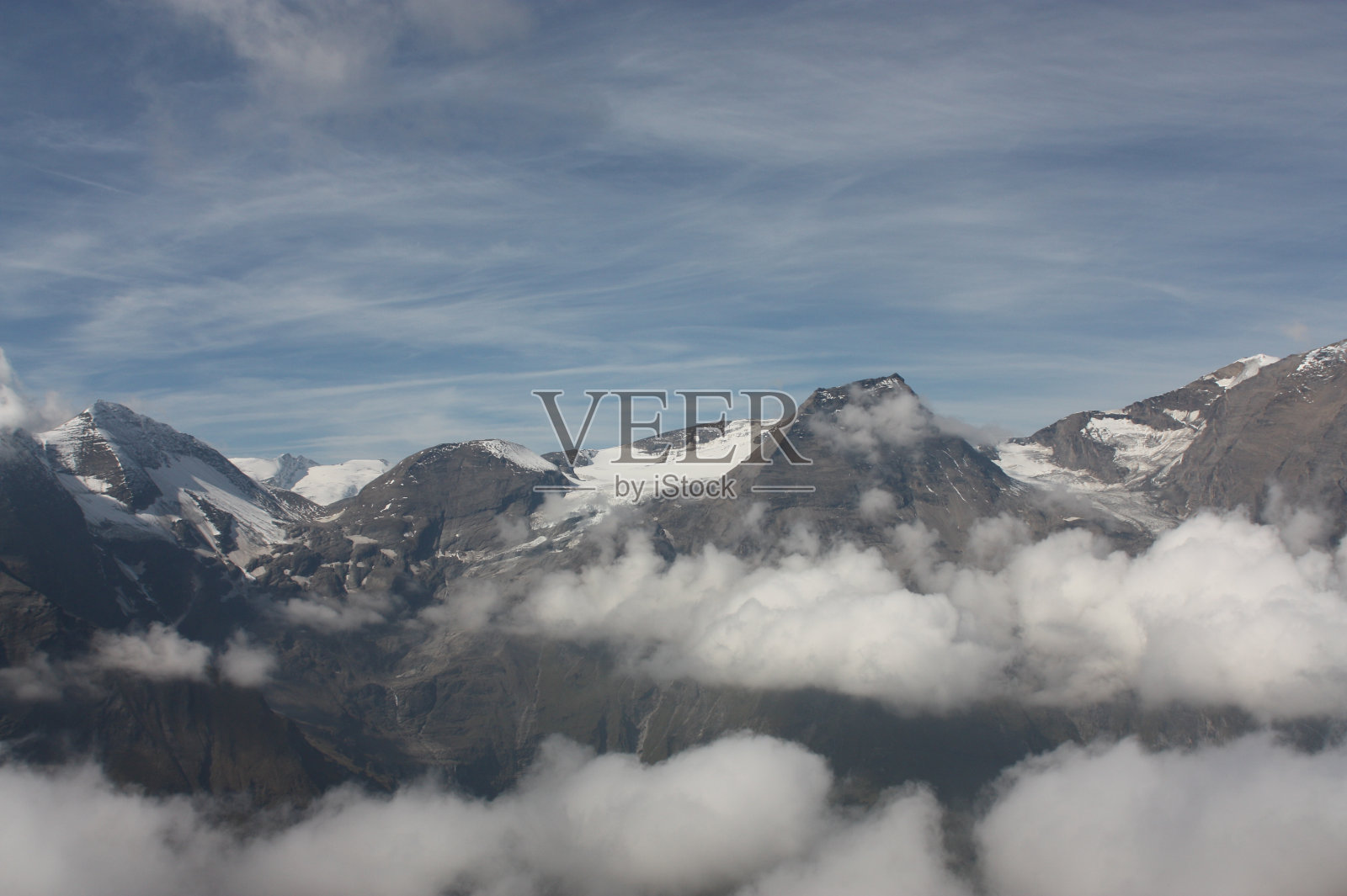 阿尔卑斯山公路上的景色照片摄影图片