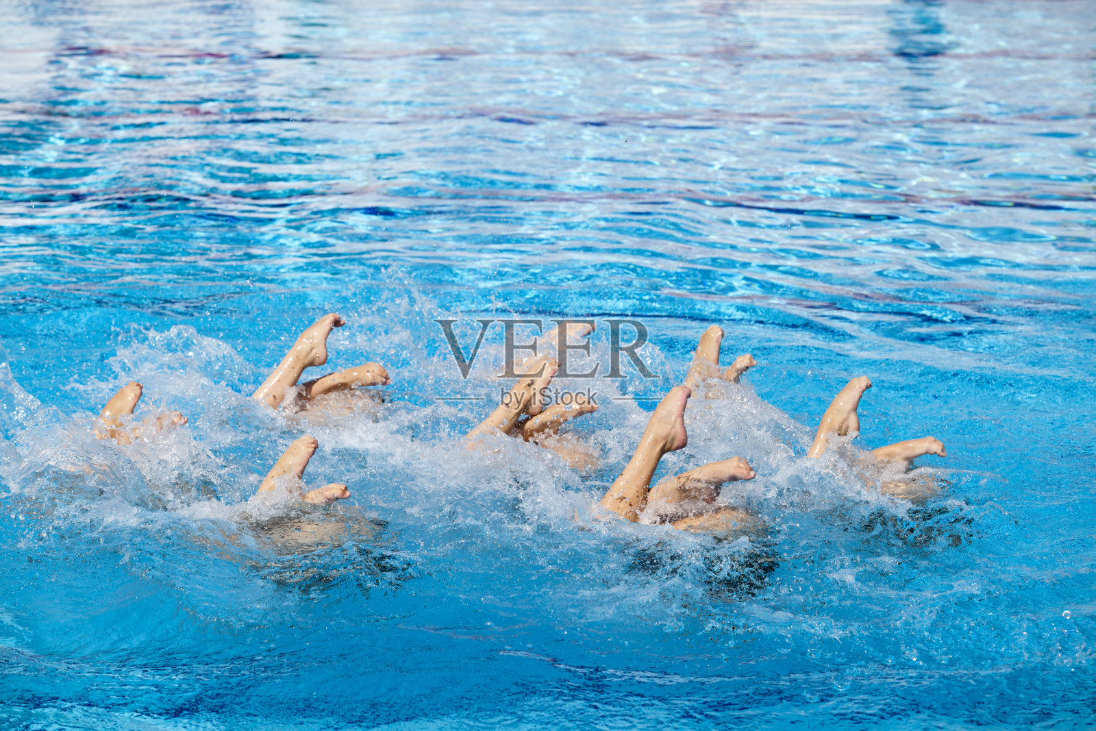 花样游泳运动员的腿部运动照片摄影图片