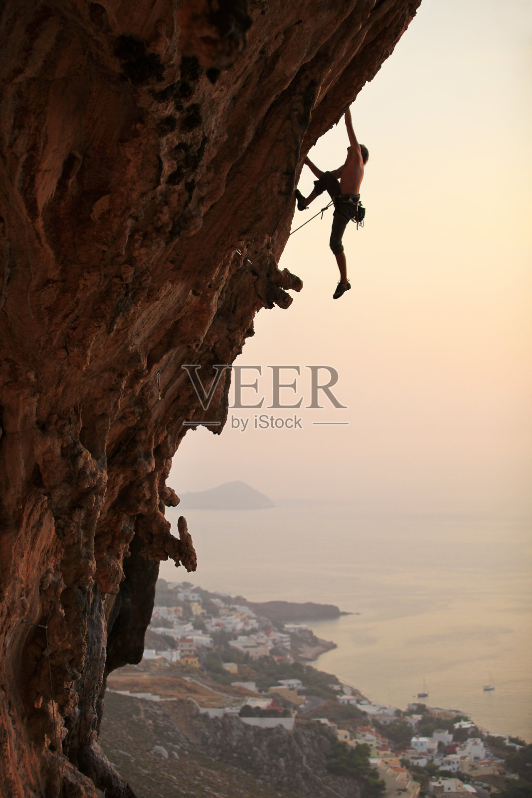 日落时的攀岩者照片摄影图片