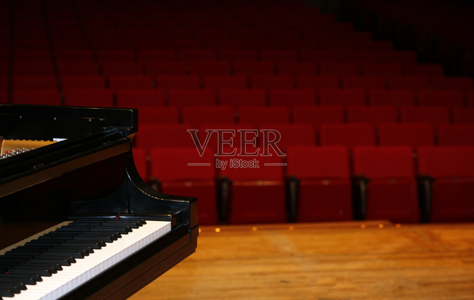 台上的大钢琴照片摄影图片