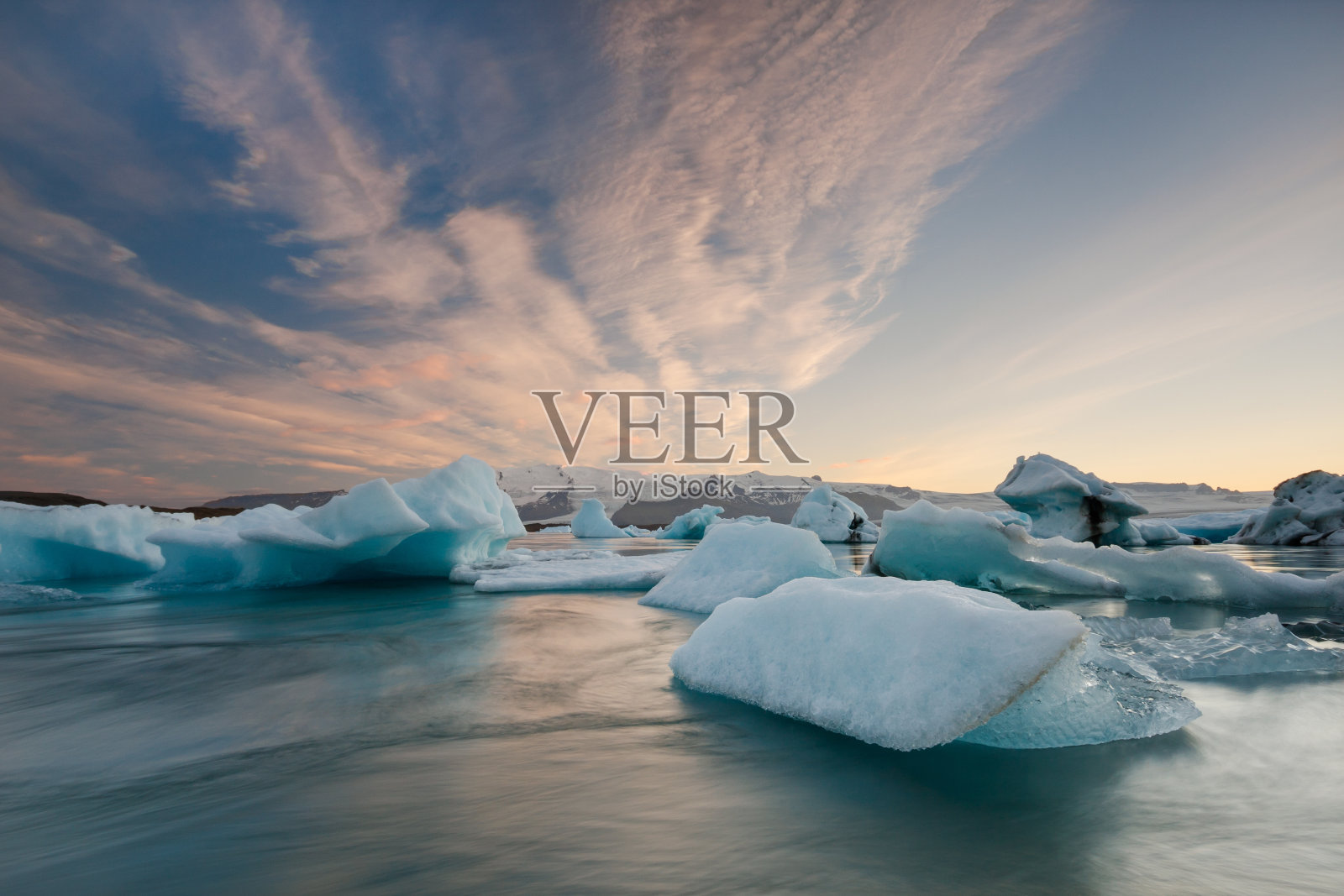 日落时分，冰川湖的冰山照片摄影图片