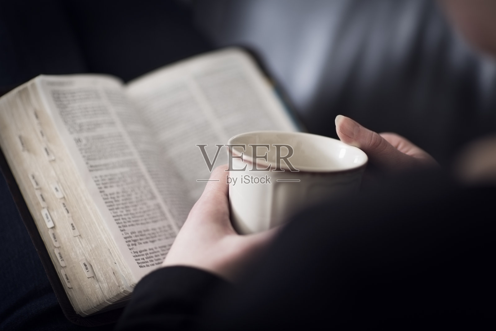 女人读圣经和喝茶或咖啡照片摄影图片