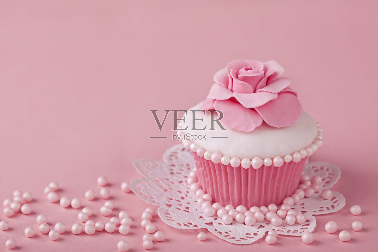 粉色花朵纸杯蛋糕照片摄影图片