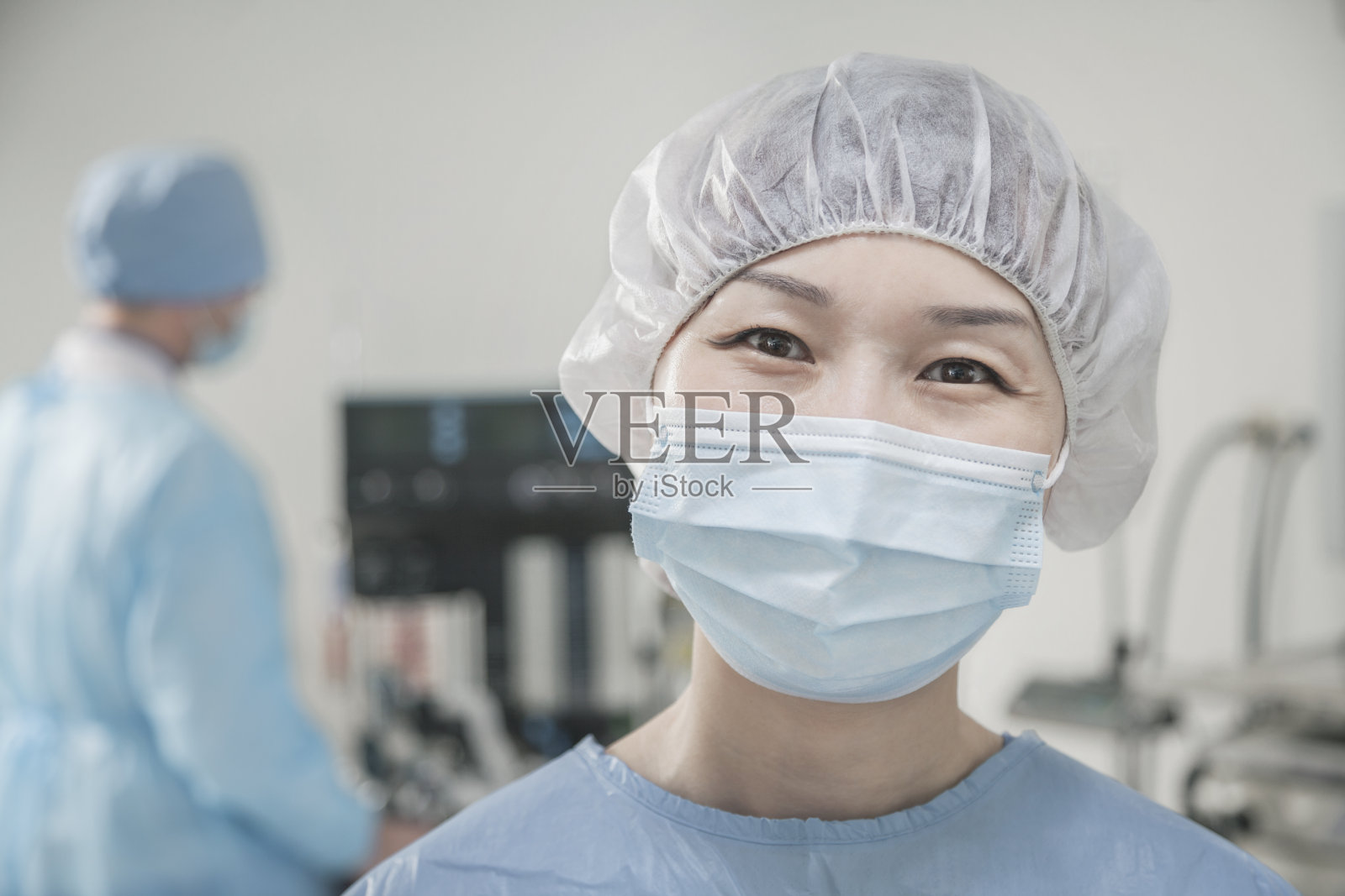 外科医生戴手术口罩在手术室照片摄影图片