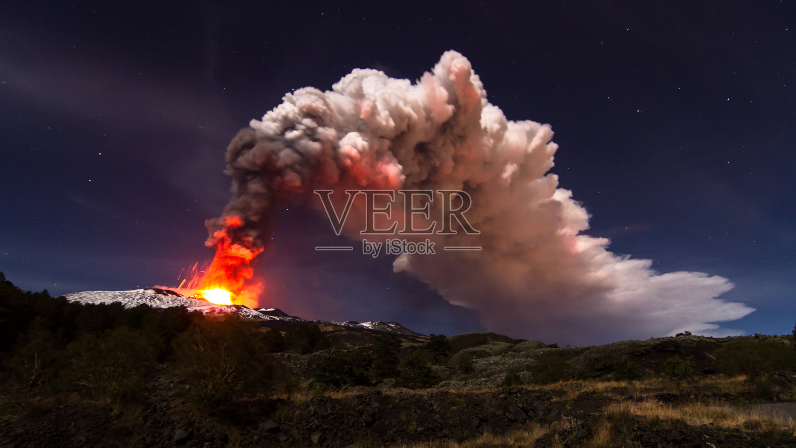 埃特纳火山喷发照片摄影图片