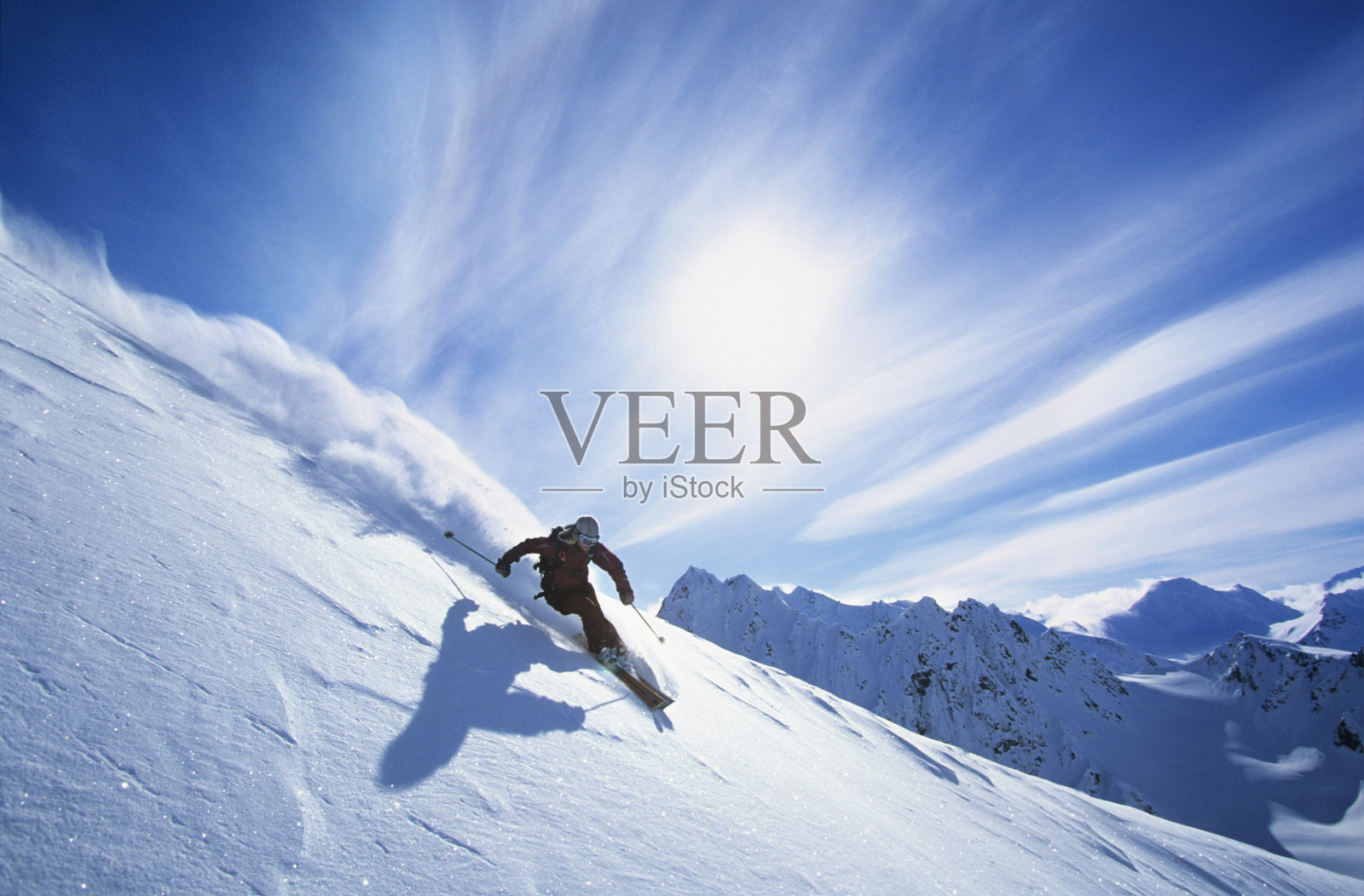 滑雪者在山坡上滑雪照片摄影图片