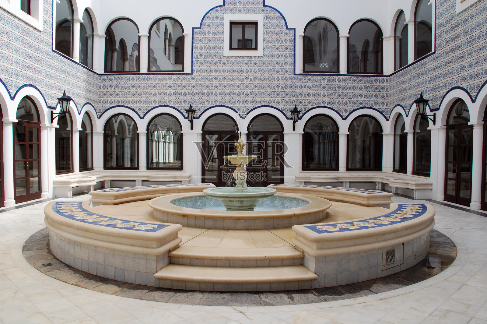 阿拉伯庭院中的喷泉照片摄影图片