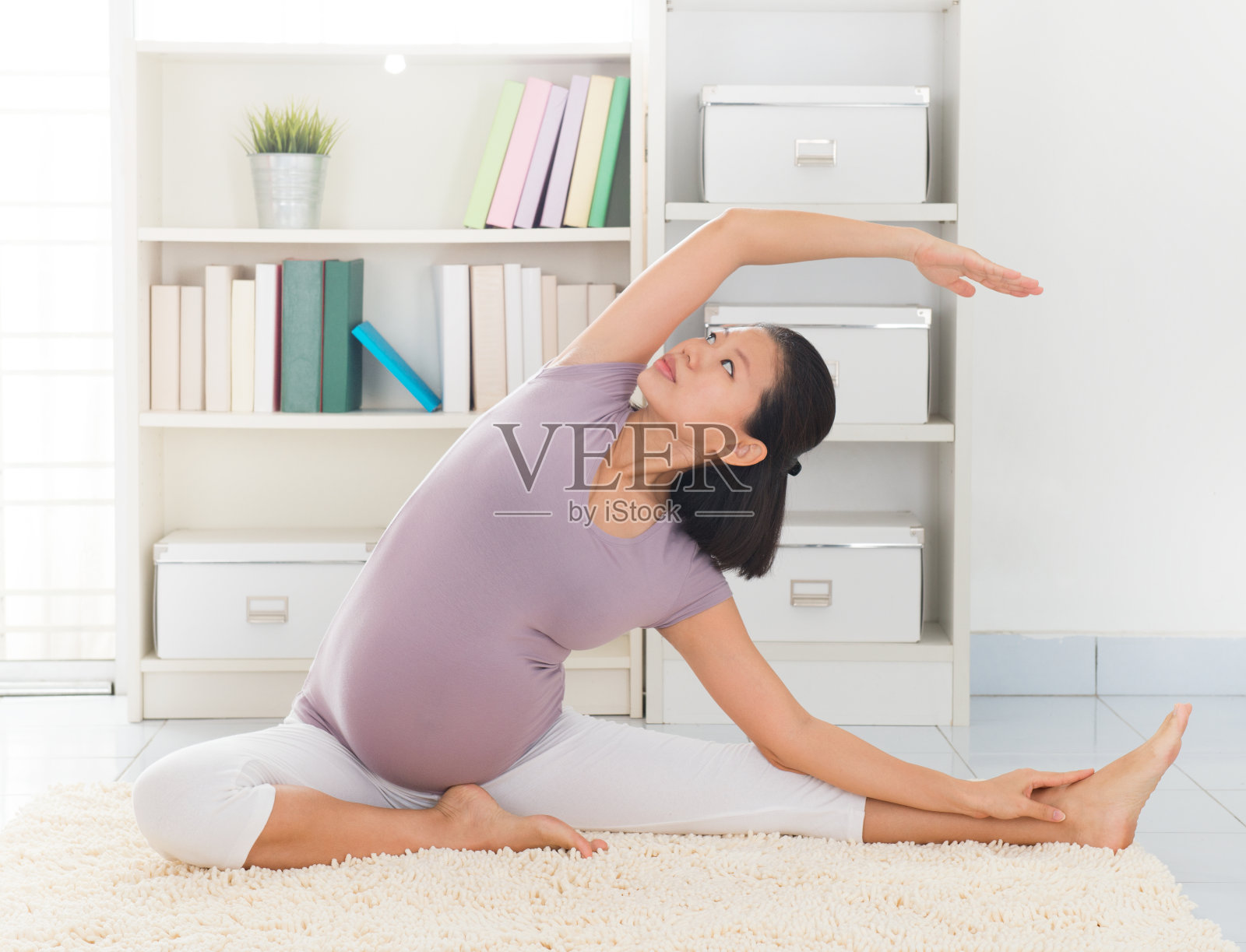 女人在家冥想瑜伽照片摄影图片