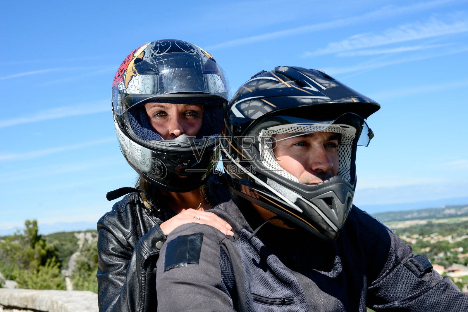 快乐的年轻摩托车夫妇在夏天骑摩托车照片摄影图片