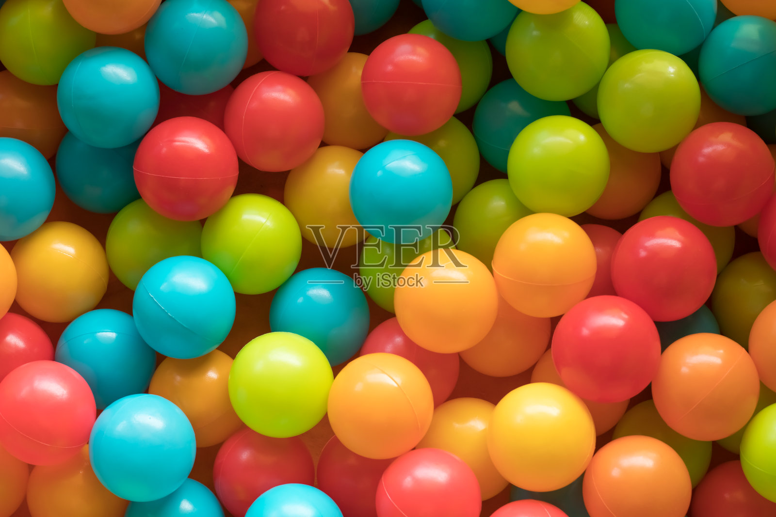 色彩鲜艳的玩具球，儿童球坑背景，柔软照片摄影图片