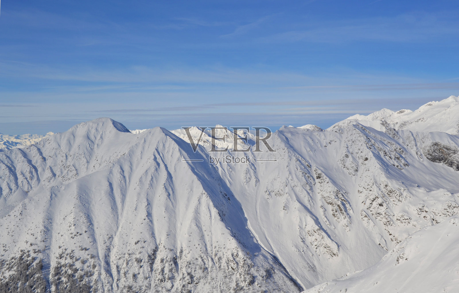 上阿迪杰山顶上的冬季景观照片摄影图片